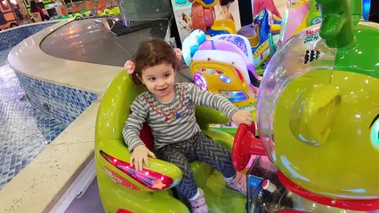 Melek Sallanan Oyuncaklara Bindi | Melek TV