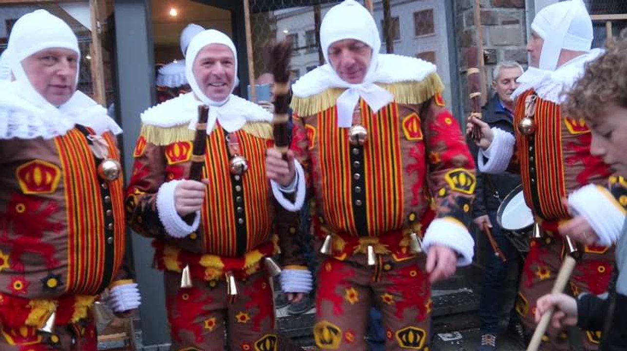 Mardi gras à Binche : le départ de Gautier De Winter avec la société de gilles "Les Irréductibles"
