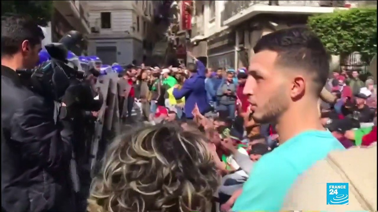 Présidentielles en Algérie : plusieurs milliers d'étudiants défilent à nouveau