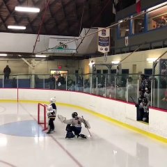 Une entrée compliquée sur une patinoire pour des jeunes hockeyeurs