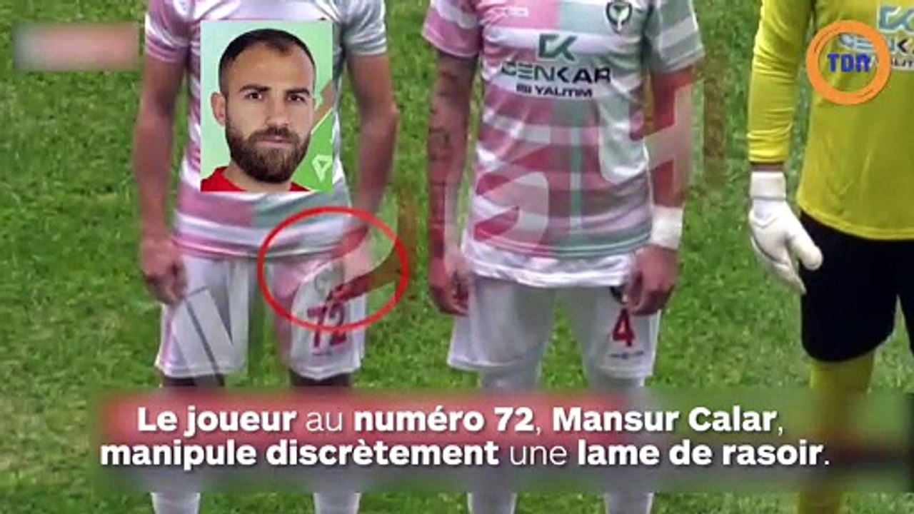En plein match, un joueur de foot attaque un adversaire en cachant une lame de rasoir dans sa main !
