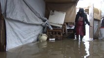 ارتفاع منسوب الأنهار والبحيرات بلبنان يغرق مخيمات اللاجئين السوريين
