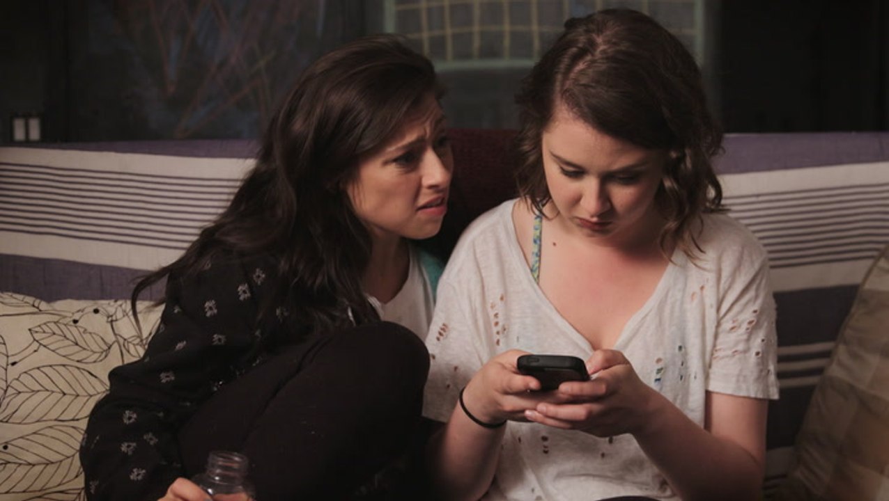 5 Stages Every Girl Goes Through When Snooping On Her Boyfriend's Phone