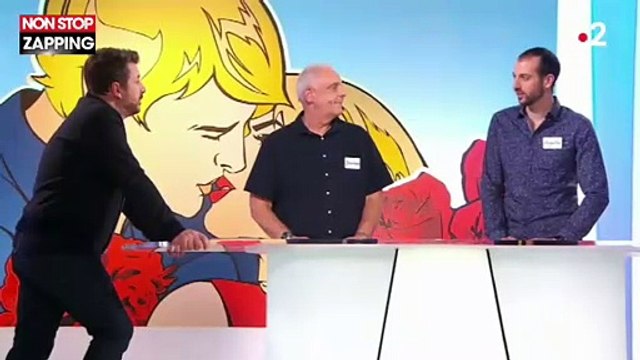 Les Z'amours : Un couple surpris en plein câlin dans les toilettes (vidéo)