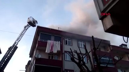 Dha İstanbul Sultangazi'de Çatı Yangını; Binada Mahsur Kalanlar Kurtarıldı
