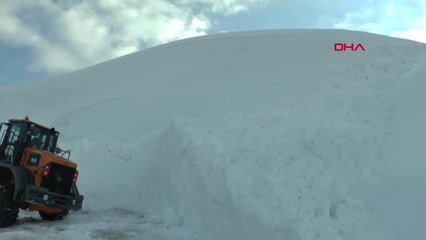 Muş'ta Karayoluna Çığ Düştü