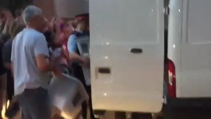 Los mossos ayudan a cargar urnas