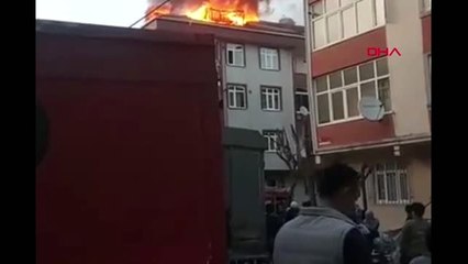 Sultangazi'de Çatı Yangını; Yangın Televizyonun Patlamasıyla Çıktı