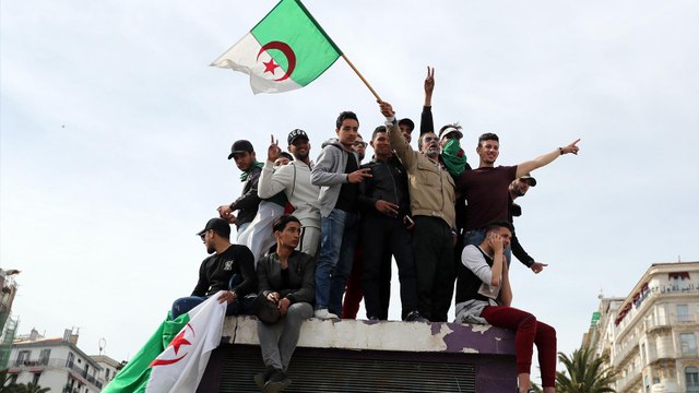 ما وراء الخبر-بعد رسالة قائده.. الجيش الجزائري أين يقف؟