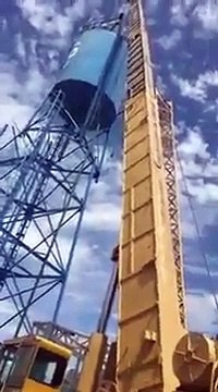 Cette grue va s'effondrer sous le poids d'un chateau d'eau bien trop lourd