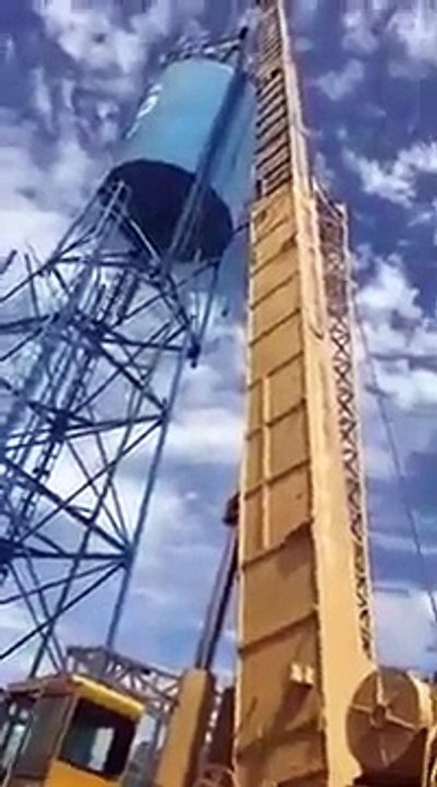 Cette grue va s'effondrer sous le poids d'un chateau d'eau bien trop lourd
