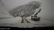 Une avalanche s'abat sur une route et recouvre des voitures