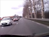 Un automobiliste se prend un matelas en pleine route et se fait casser le pare-brise