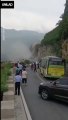 Un énorme glissement de terrain ravage une route à Beijing