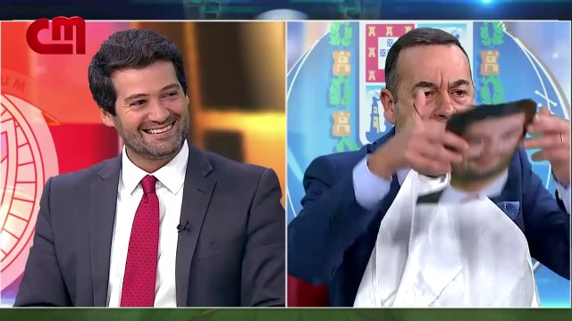 Aníbal Pinto paga aposta a André Ventura e come melão em direto na CMTV