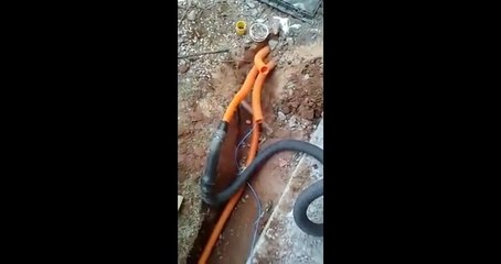 Como passar fios nos conduítes usando um Aspirador