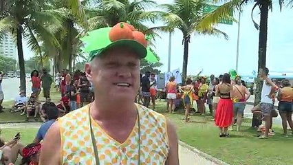 Protesta de asistentes al carnaval en casa de Bolsonaro en Rio