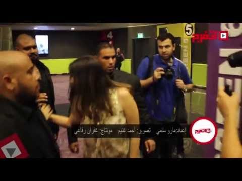 اتفرج| ياسمين عبدالعزيز تلتقط «سيلفي» مع جمهورها وسط الحراسات الخاصة