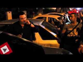 اتفرج | محمد فؤاد يرفض التقاط السيلفي مع المعجبين في عزاء وائل نور