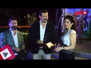 اتفرج| الكاتبة نوارة الحريري تكرم أبطال فيلم هيبتا