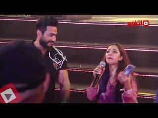 اتفرج| تامر حسني يحقق أماني معجبيه بإلتقاط الصور التذكارية معه