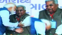 PM Modi ने Gujarat दौरे में मंच पर क्यों छूए Keshubhai Patel के पैर, WATCH VIDEO | वनइंडिया हिंदी