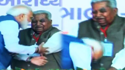 PM Modi ने Gujarat दौरे में मंच पर क्यों छूए Keshubhai Patel के पैर, WATCH VIDEO | वनइंडिया हिंदी