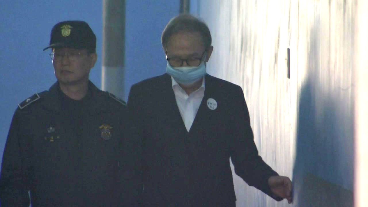 법원, MB 보석 조건부 허가...잠시 뒤 동부구치소에서 석방 / YTN