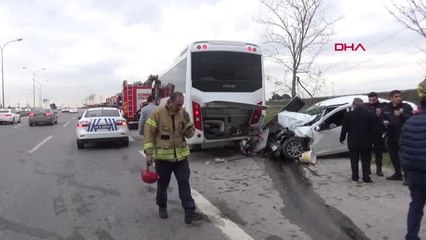 İstanbul- Pendik'te Emniyet Şeridindeki Minibüse Arkadan Çarptı