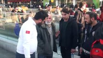 Ünlü oyuncu Hikmet Karagöz Taksim'de yürüyen merdivenden düşerek yaralandı