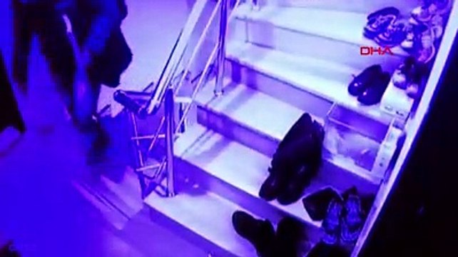 Dini kitap satar gibi yapıp ayakkabı çaldı