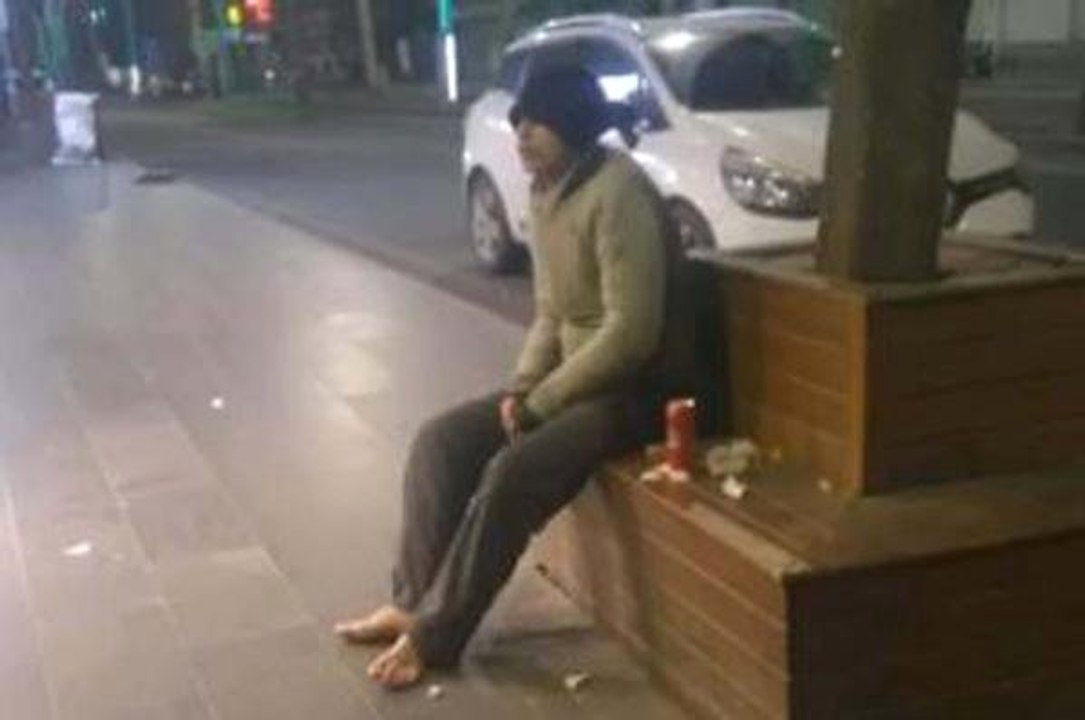 Çıplak Ayaklı Genci Bulup Bot Aldılar