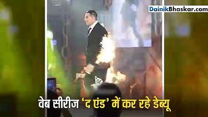 अक्षय कुमार का खतरनाक स्टंट, 20 सेकंड तक शरीर पर आग लगाए स्टेज पर उछलते रहे