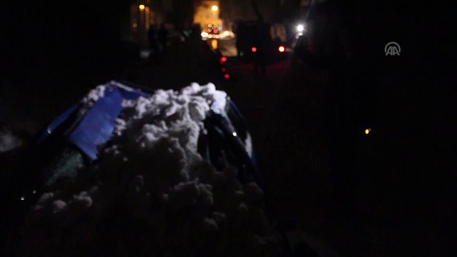 Çatılardan düşen kar ve buz kütleleri 10 araca zarar verdi - AĞRI