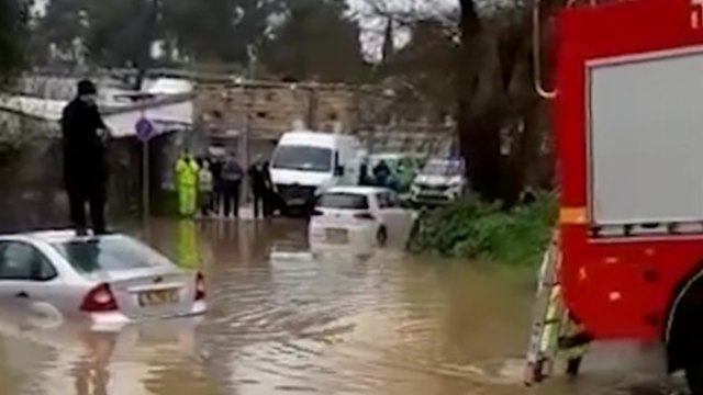Des pompiers n'arrivent pas à secourir un homme coincé sur le toit de sa voiture dans des inondations