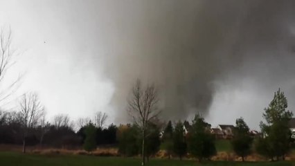 Un homme filme une tornade qui détruit sa maison