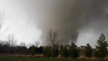 Un homme filme une tornade qui détruit sa maison