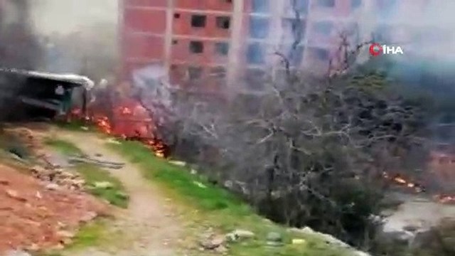 Pendik'te iki gecekonduda henüz bilinmeyen bir sebeple yangın çıktı