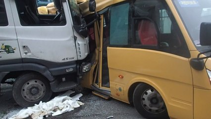 화물차가 학생 통학버스 들이받아 4명 경상 / YTN