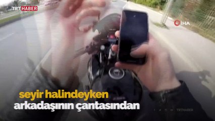 Motosikletli sürücü seyir halindeyken deposuna benzin doldurdu