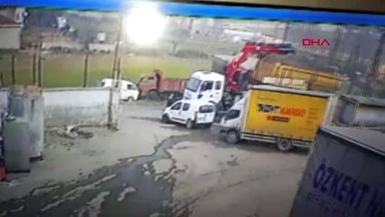 İstanbul- Başakşehir'de Tır Dorsesinin Vinçle Çalınması Anları Kamerada