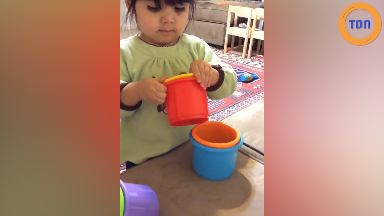 Cette petite fille est très heureuse de résoudre son casse-tête !