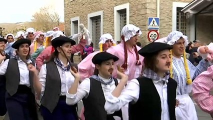 شاهد: رجال في ملابس نسائية وسيدات في ملابس رعاة بكرنفالات إسبانيا