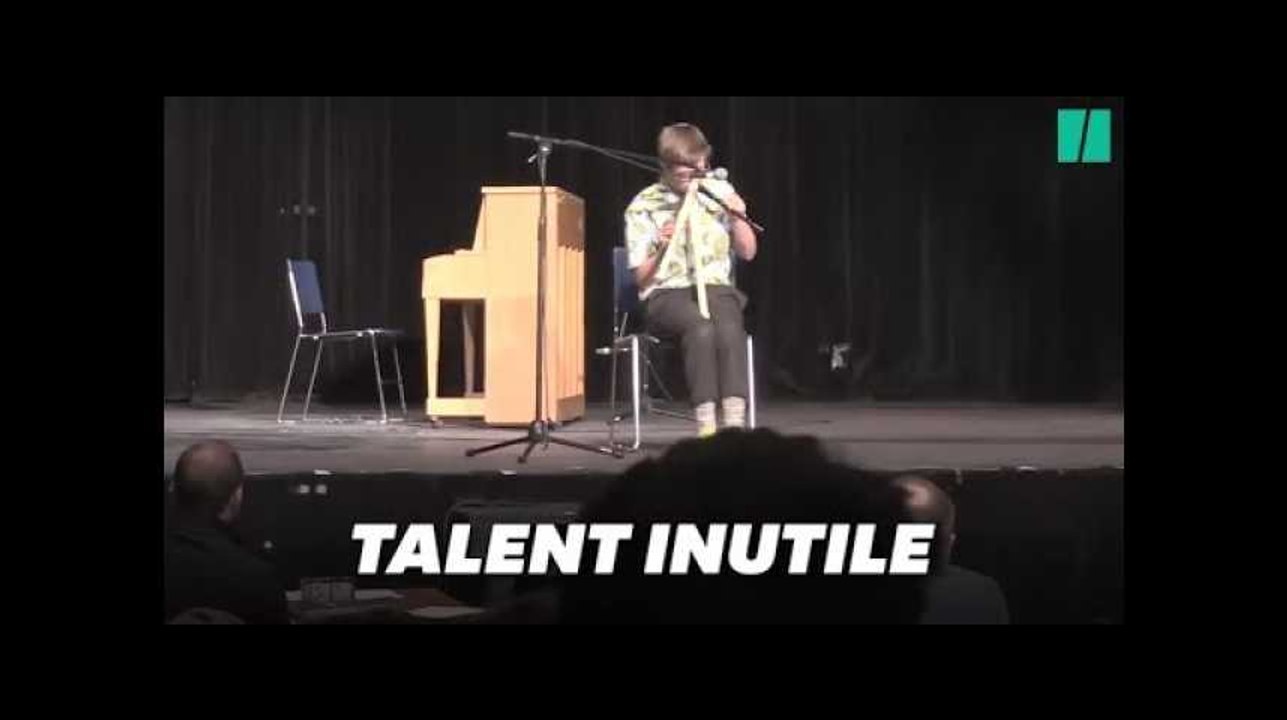 Il reprend "Mamma Mia" avec trois flûtes à bec et remporte ce concours de talents