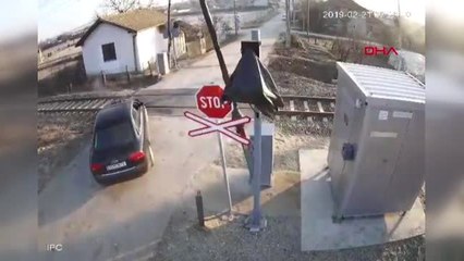 Dha Dış ? Hemzemin Geçide Giren Sürücü, Saniye Farkı ile Ölümden Döndü