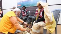 PM Modi ने Kumbh Mela 2019 में सफाई कर्मियों के पैर धोकर दिया कितना दान, जानें | वनइंडिया हिंदी