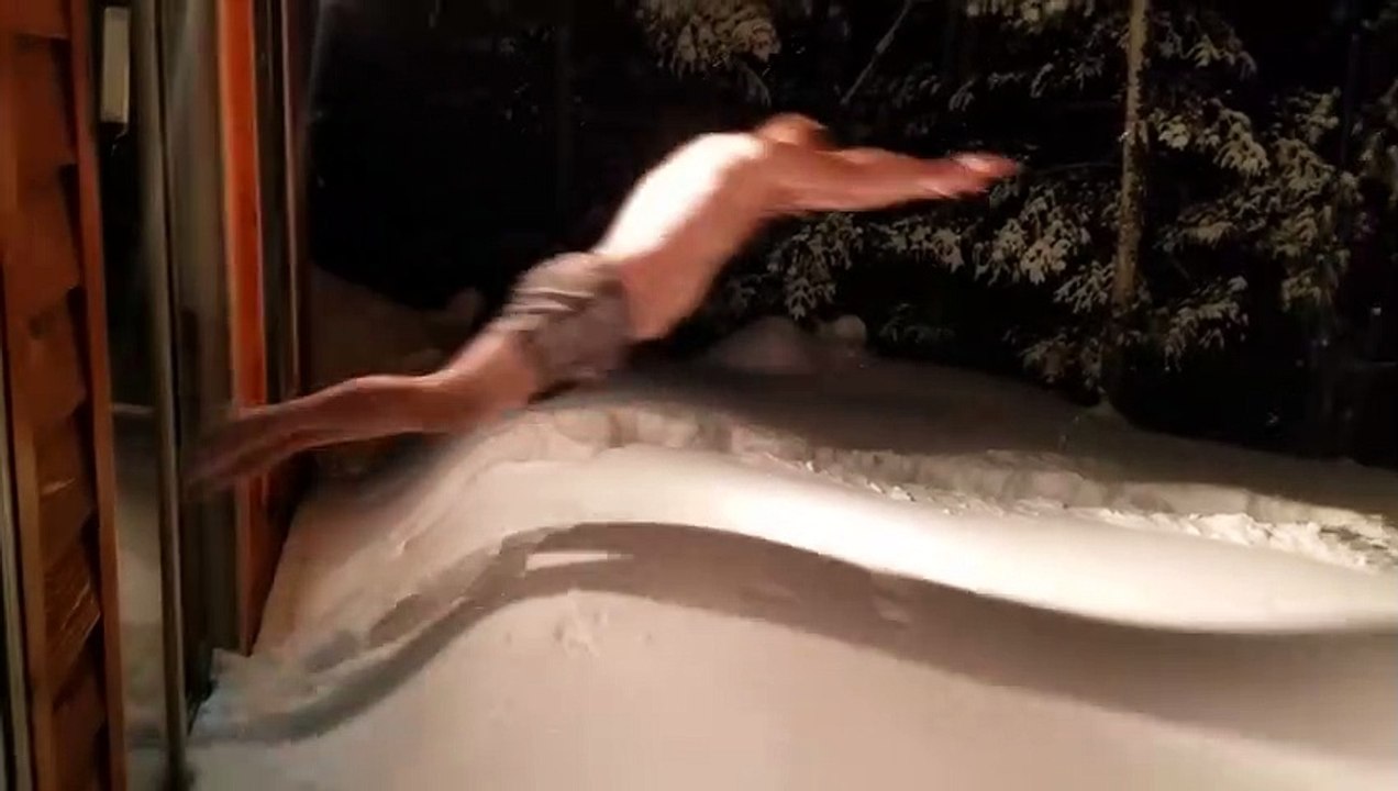 Deux gars sautent dans la neige !