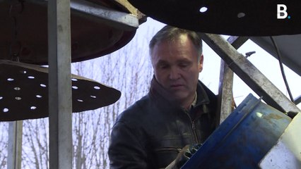 Ce distillateur ambulant transforme les fruits des villageois en eau-de-vie