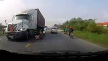 Vietnam  une maman et son bébé en scooter manquent de se faire écraser par un camion