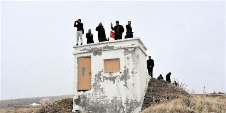 Cep telefonuyla konuşmak için tepeye çıkıyorlar